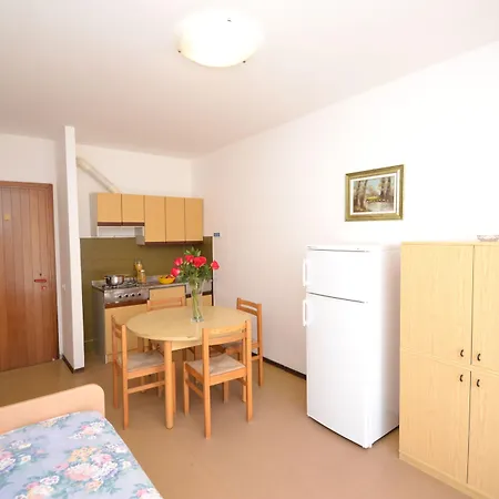 Sunny Right By The דירה